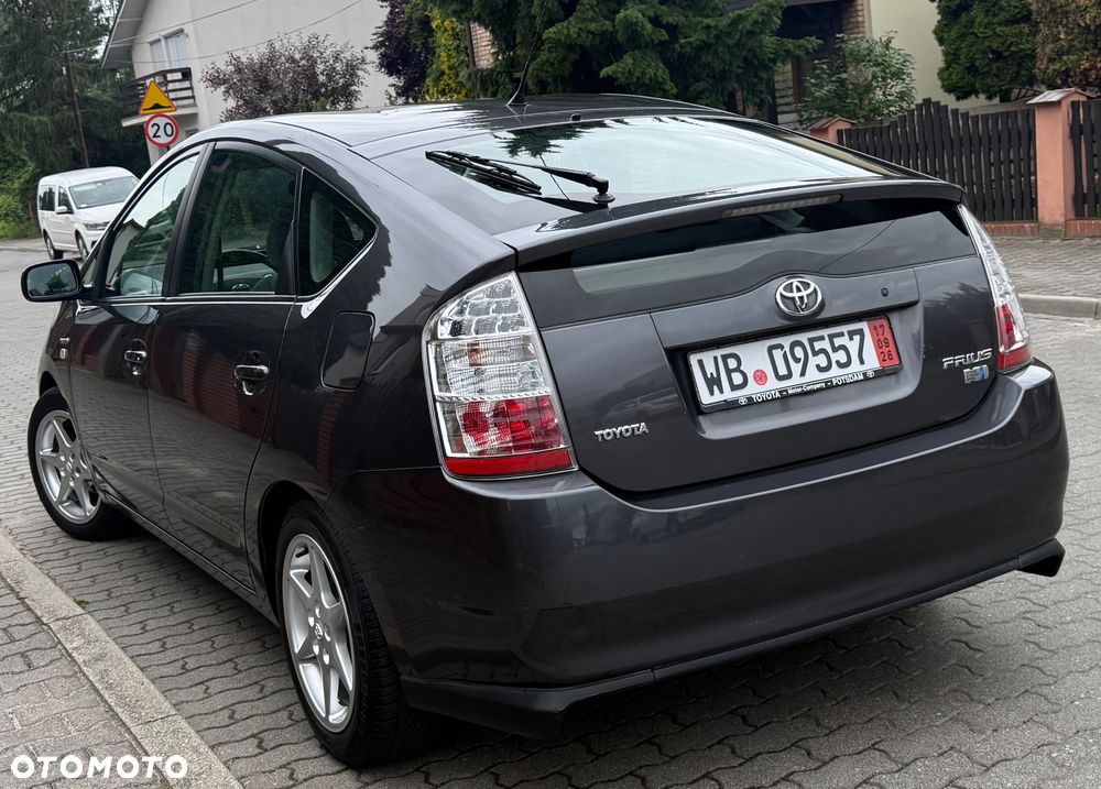 Toyota Prius (Hybrid) - 3