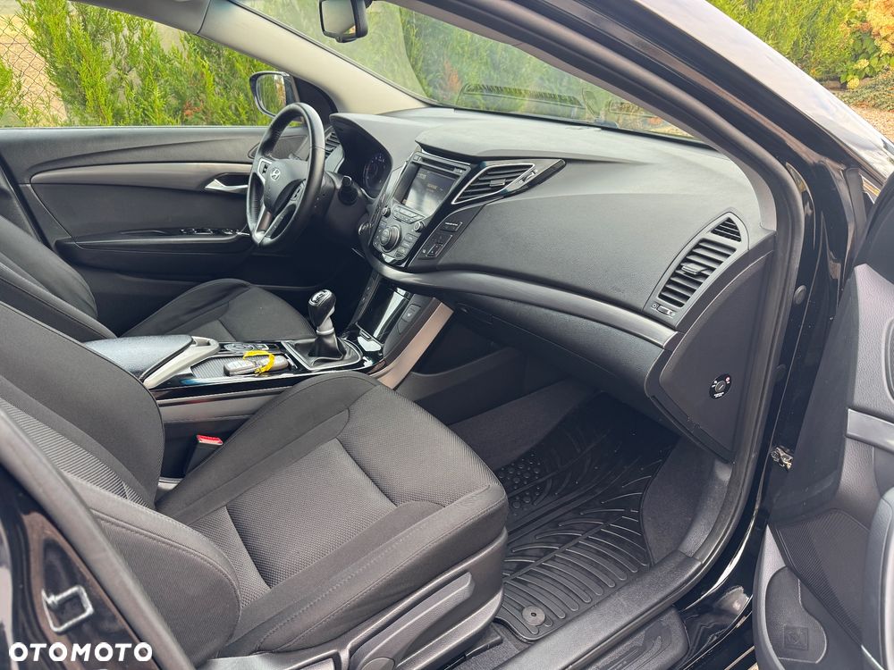 Hyundai i40 Kombi blue 1.6 Family+ - 31