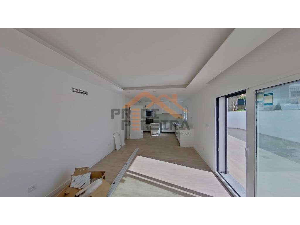 Situado em Famões, andar de moradia T2 +1 e loja. - Grande imagem: 3/35