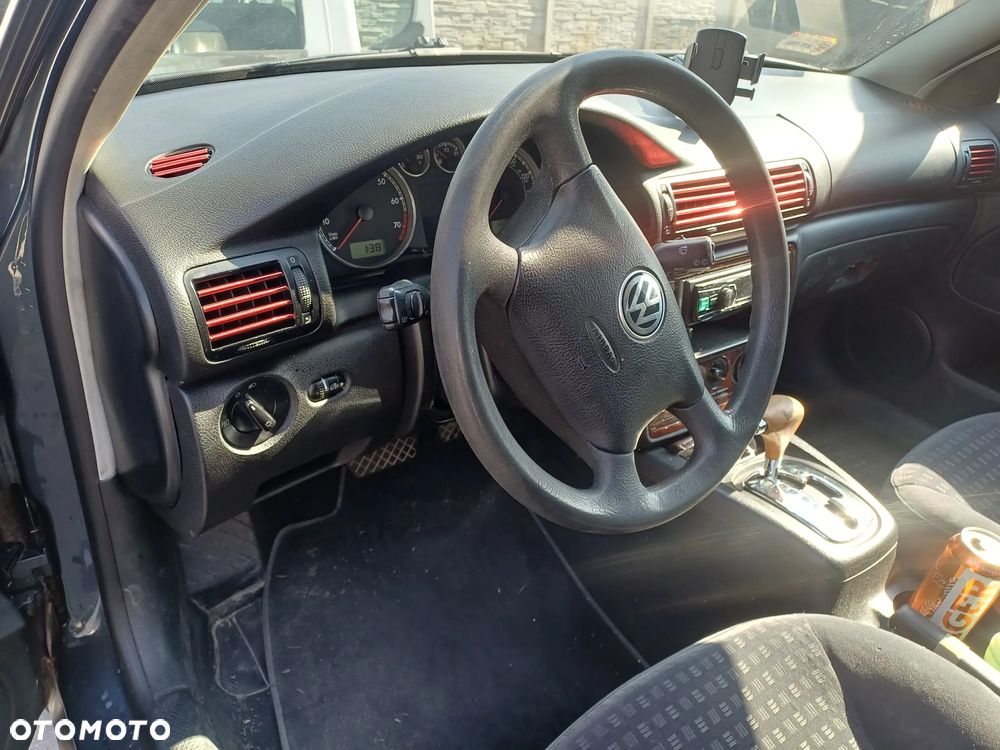 VW Passat kombi 2002r. Zderzak przód, maska, drzwi, szyba, błotniki - 6
