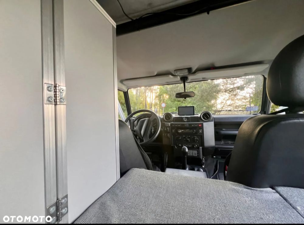 Land Rover Defender - 12