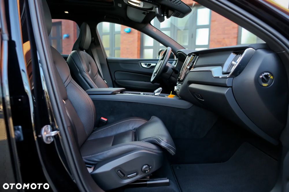 Volvo XC 60 B5 B AWD Plus Black Edition - 24