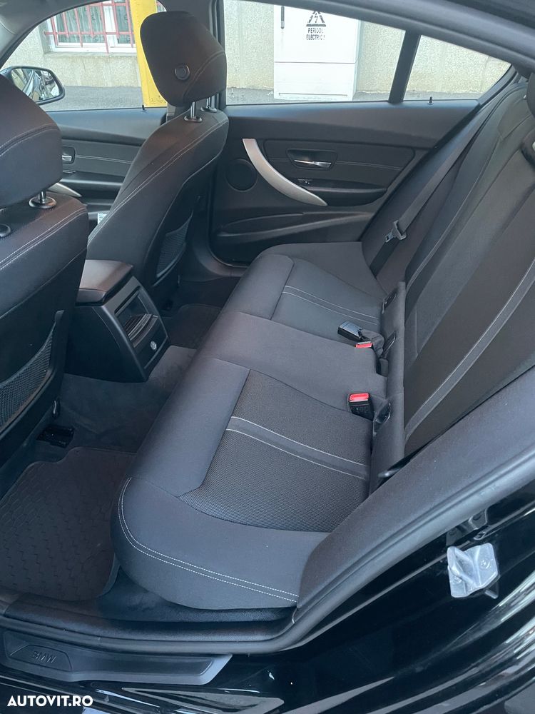 BMW Seria 3 320d xDrive - 12