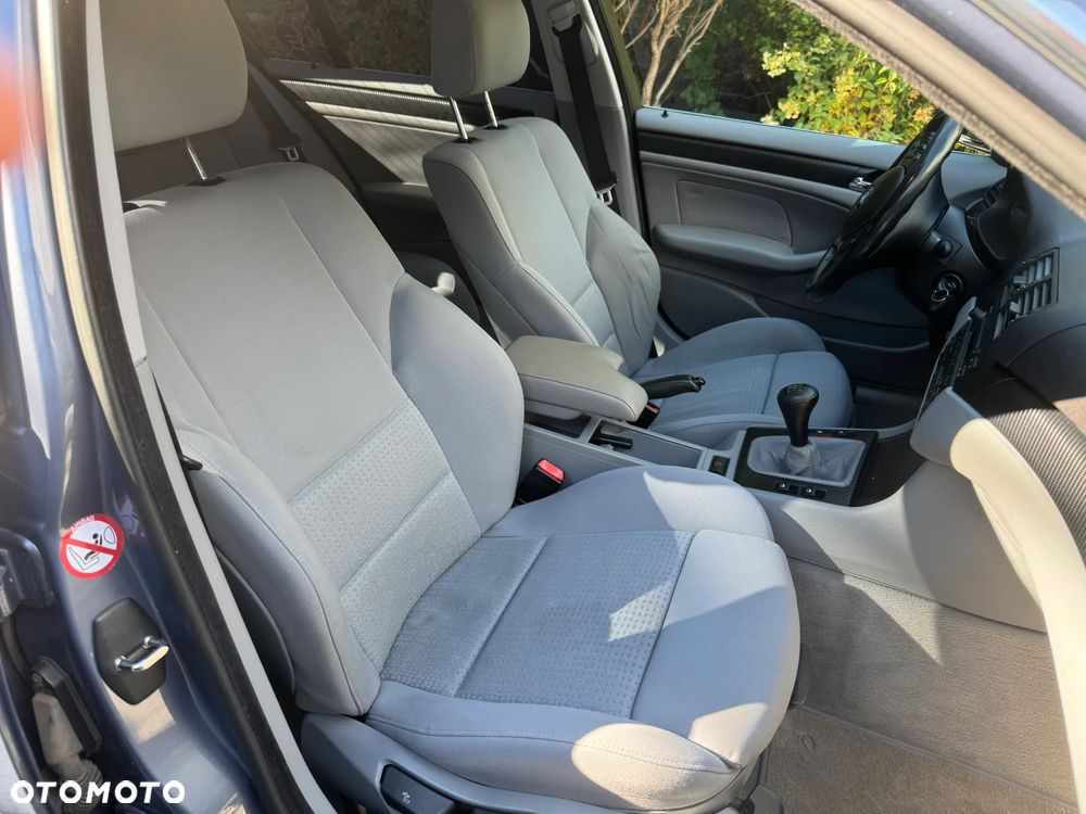BMW Seria 3 330i - 30