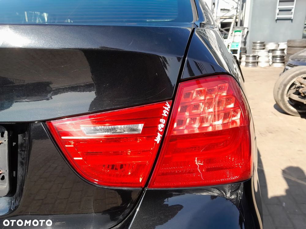 BMW E90 LAMPA PRAWA TYLNA PRAWY TYŁ W KLAPE LIFT - 1
