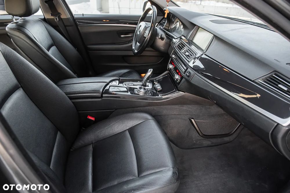 BMW Seria 5 525d xDrive - 27