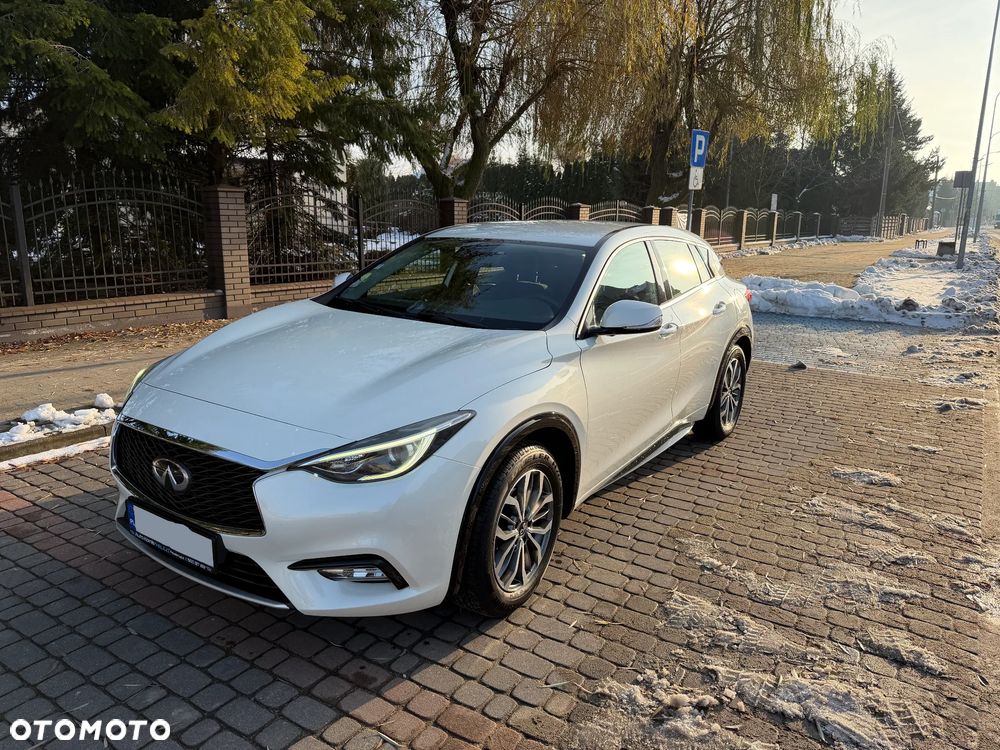 Infiniti Q30 1.5d Premium Tech Gallery White