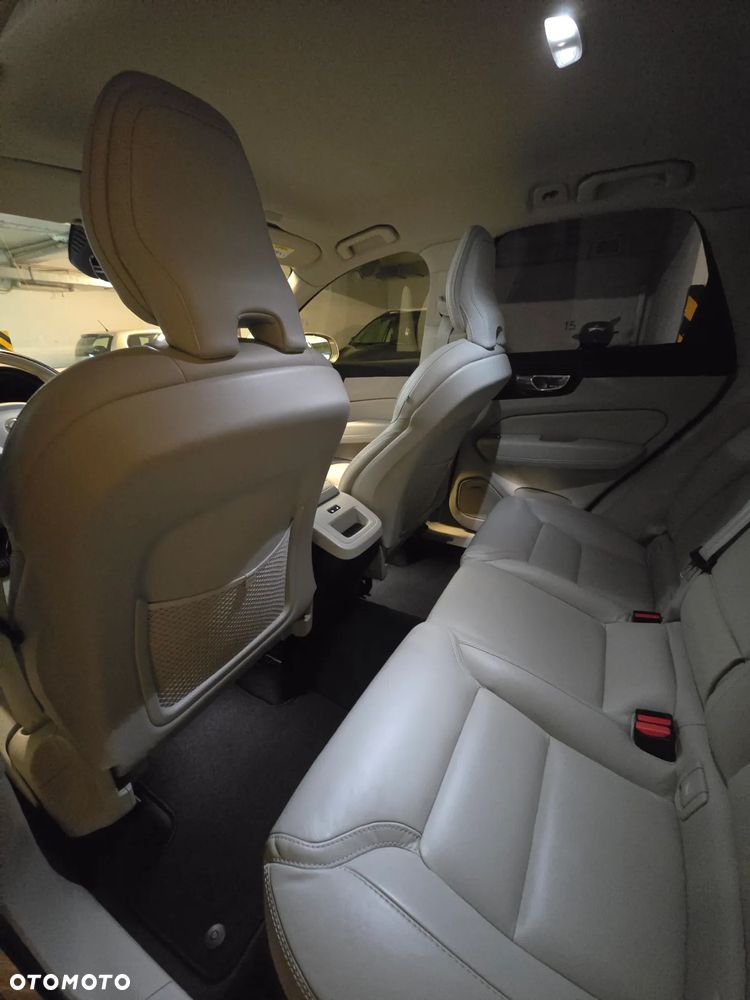 Volvo XC 60 B4 D AWD Plus Bright - 19