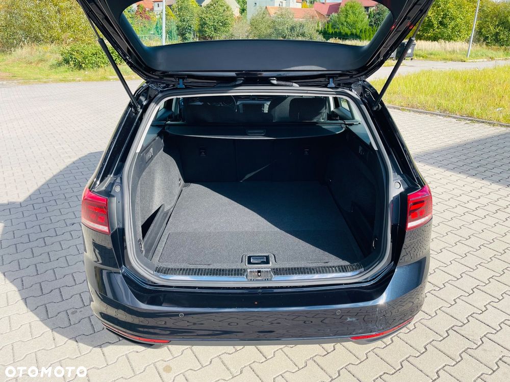 Volkswagen Passat Variant 2.0 TDI SCR DSG Elegance - 34