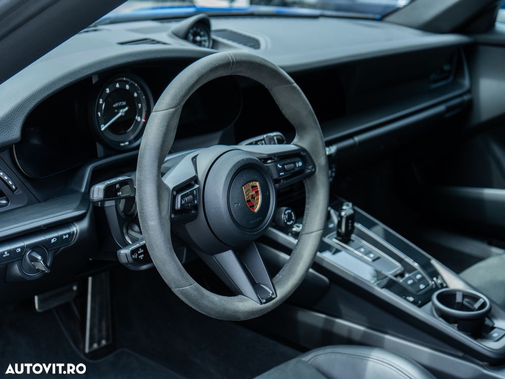 Porsche 911 4 GTS PDK - 30