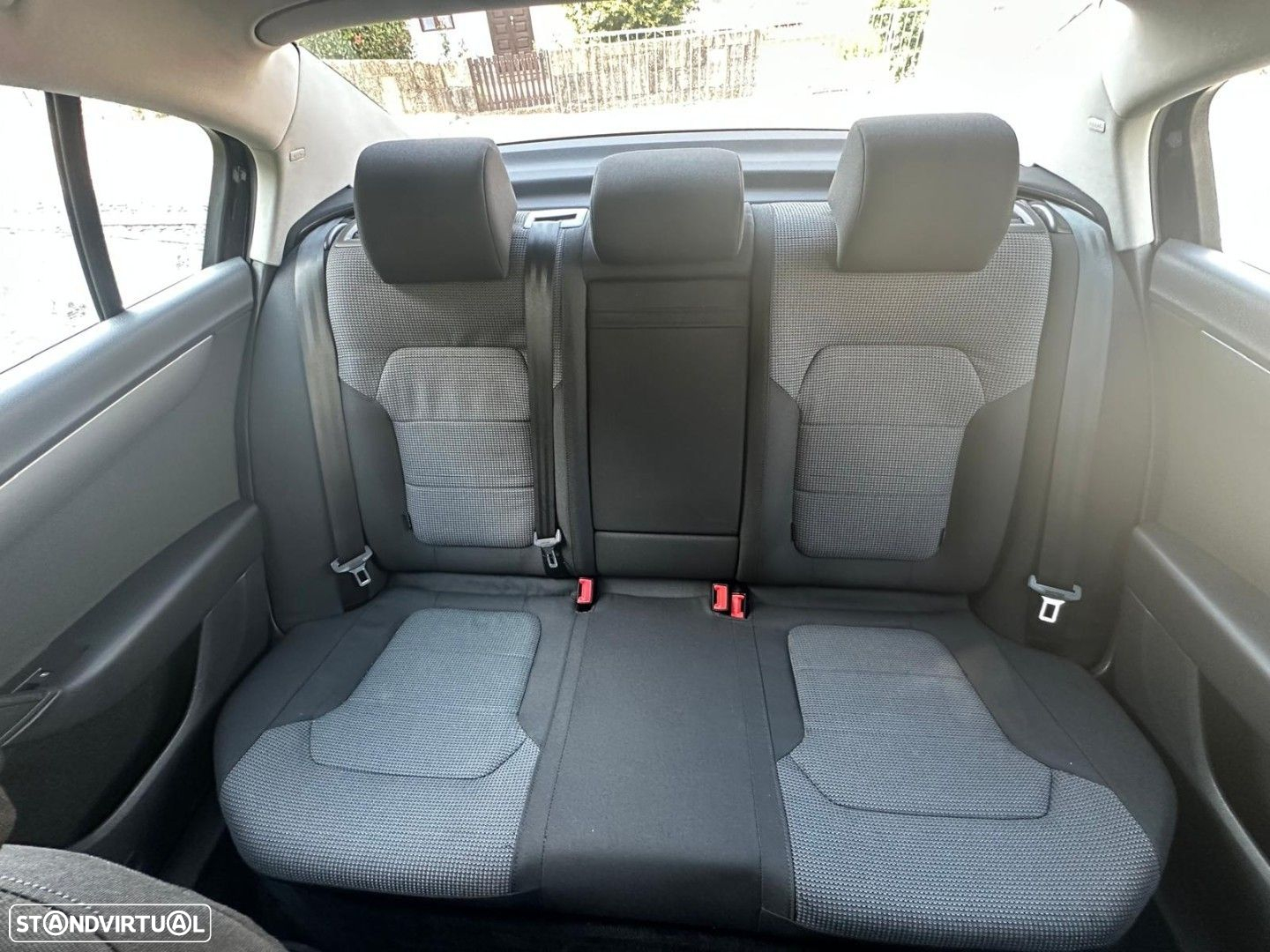 VW Passat 1.6 TDI BlueMotion - 34