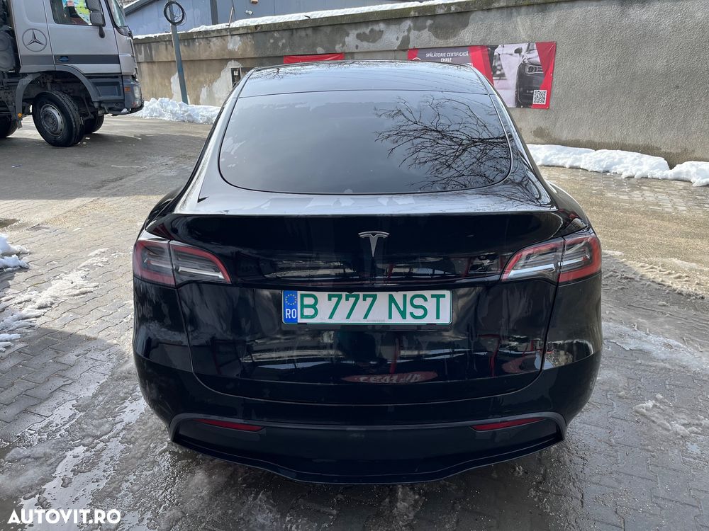 Tesla Model Y - 8