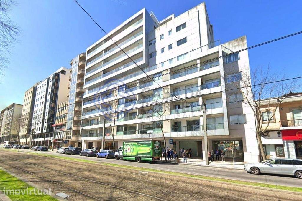 Apartamento T1 com terraço ajardinado na Avenida da República em Vila - Grande imagem: 2/18
