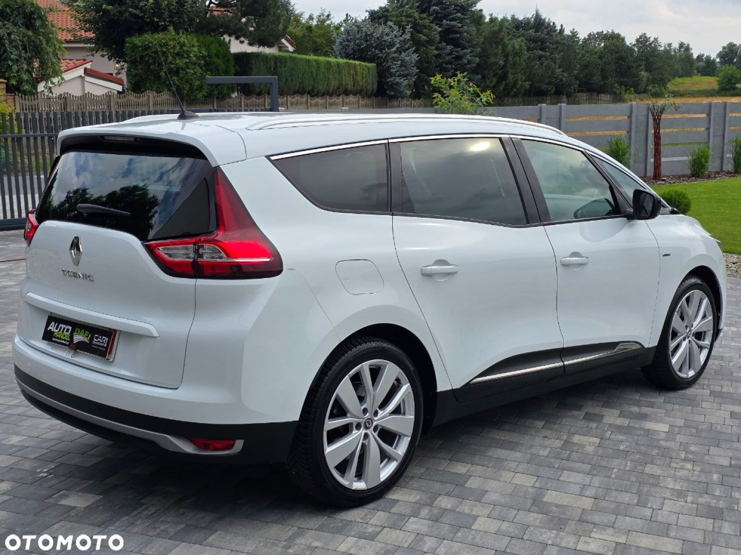 Renault Grand Scenic - 32