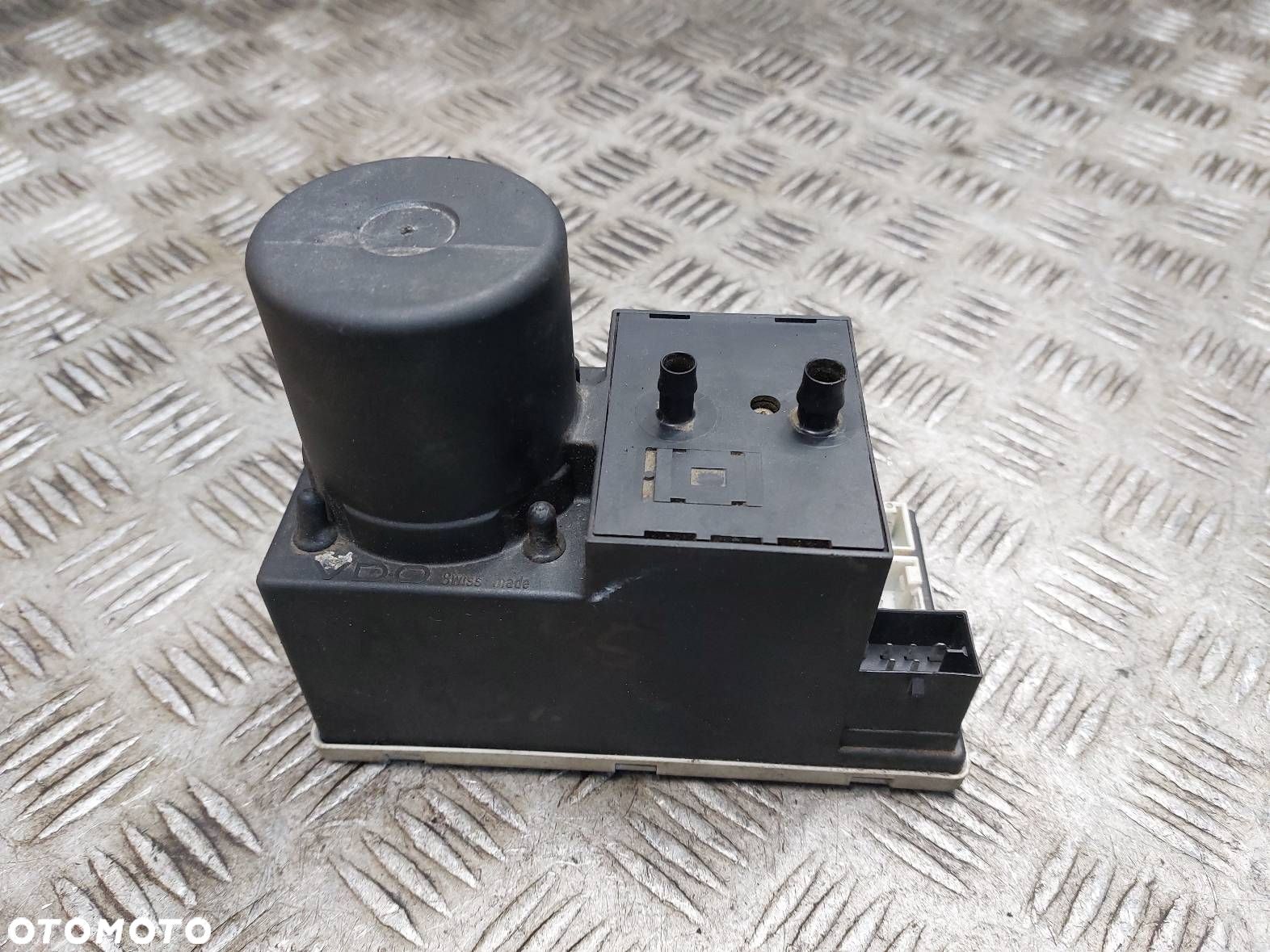 POMPKA ZAMKA CENTRALNEGO AUDI A4 B5 8L0862257E - 1
