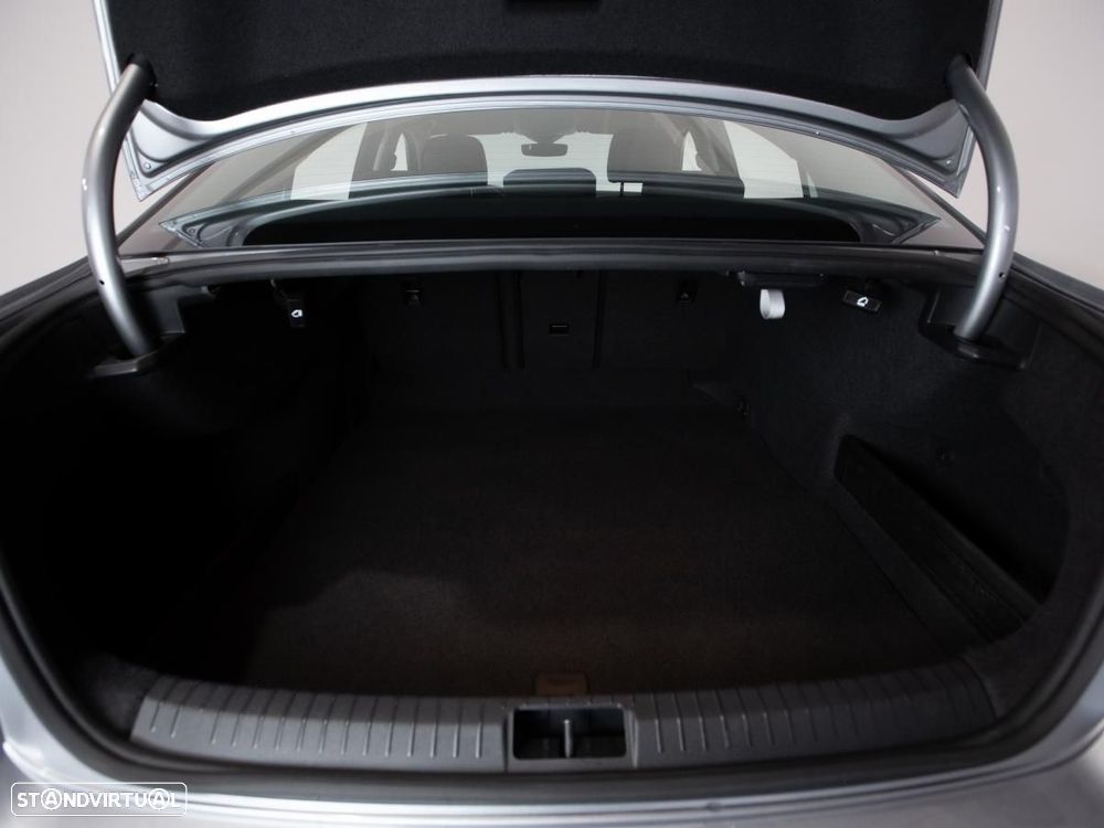 VW Passat 1.6 TDI Business DSG - 12