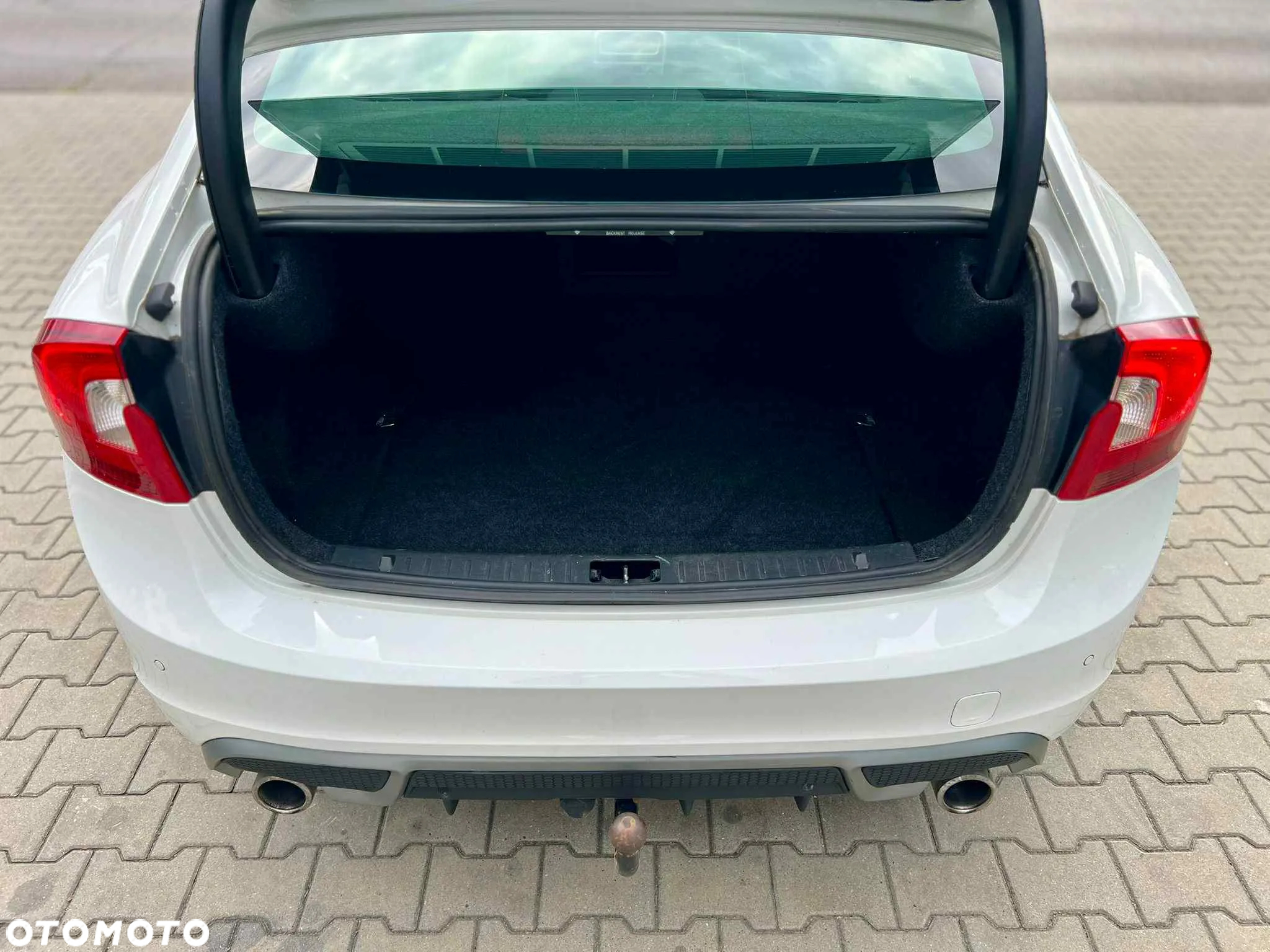 Volvo S60 D5 R-Design - 4
