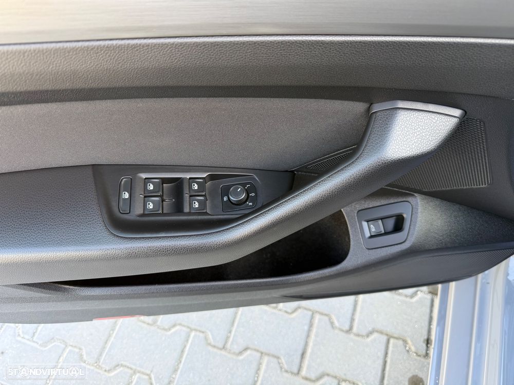 VW Passat Variant 2.0 TDi Business DSG - 21