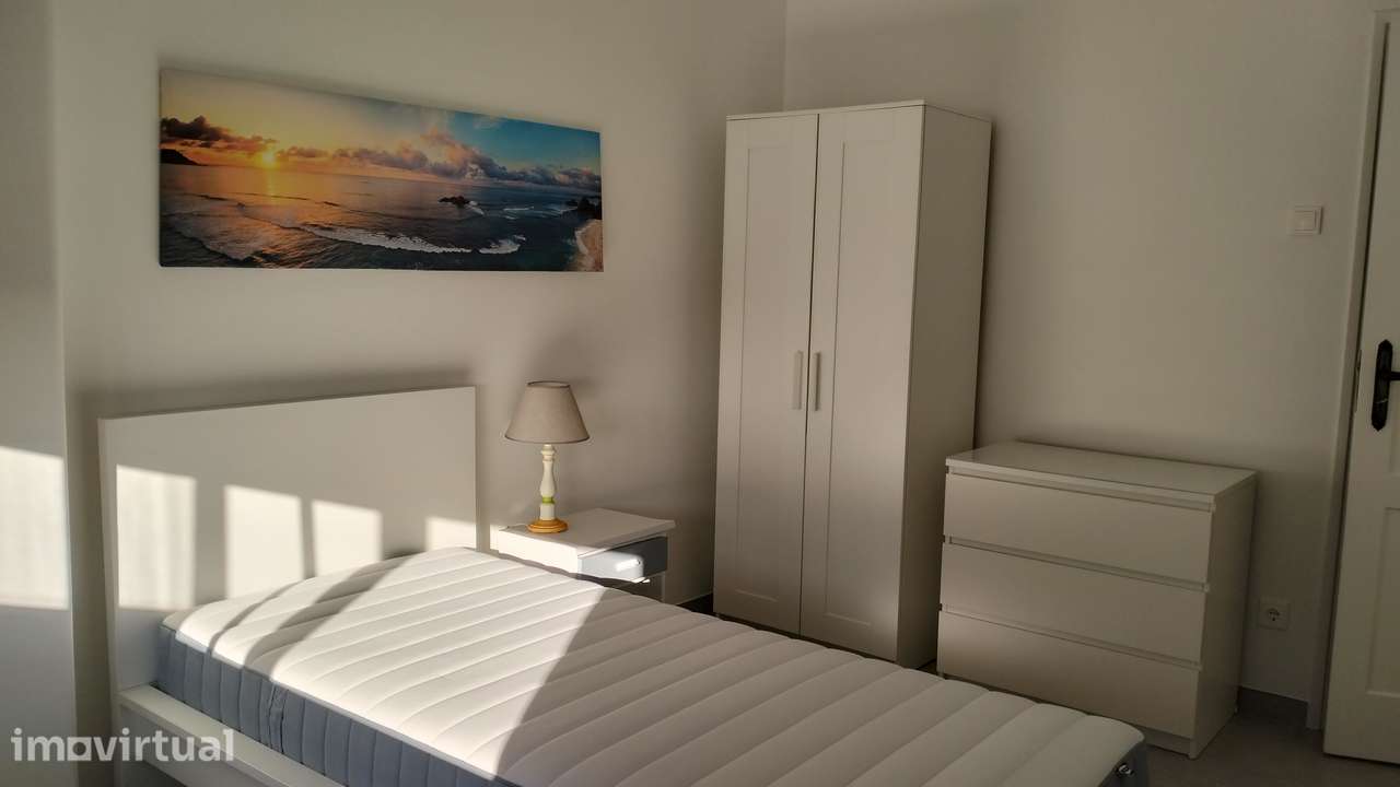 Quarto para alugar a rapariga em Queluz, junto à estação do comboio