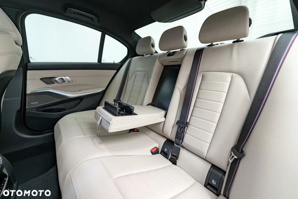 BMW Seria 3 330i xDrive M Sport - 22