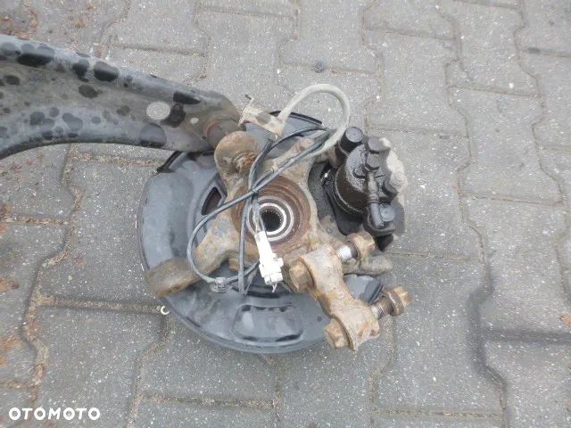 PIASTA PRAWY PRZÓD PRAWA PRZEDNIA TOYOTA YARIS II 1.3 ABS 05- - 7