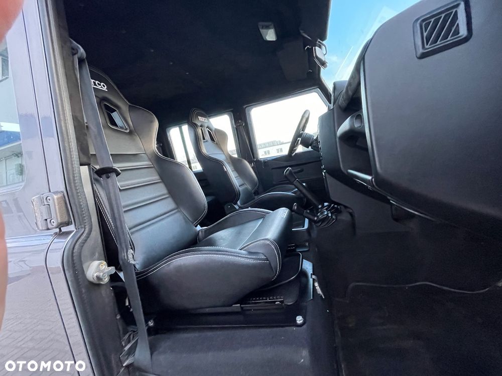 Land Rover Defender - 28