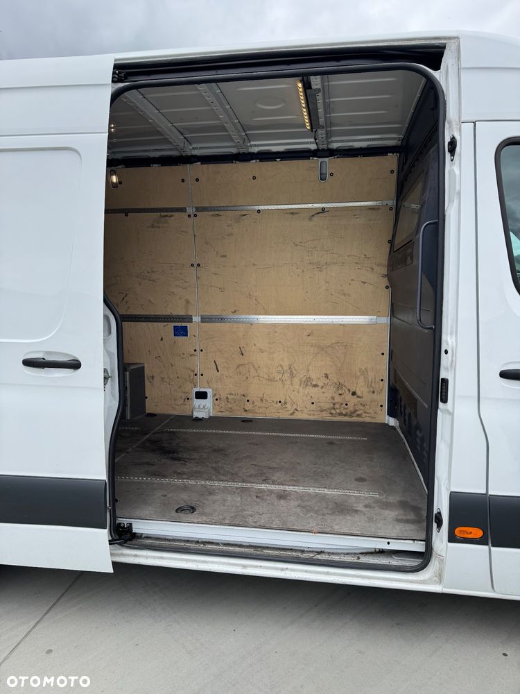 Mercedes-Benz Sprinter - 11