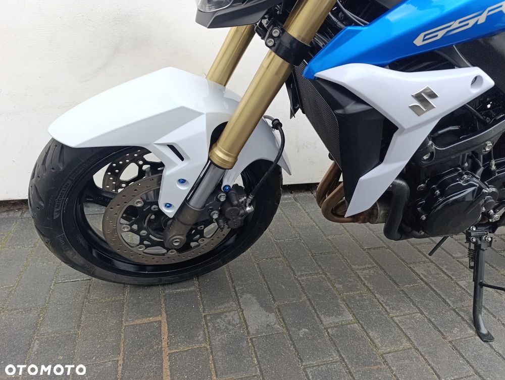 Suzuki GSR - 9