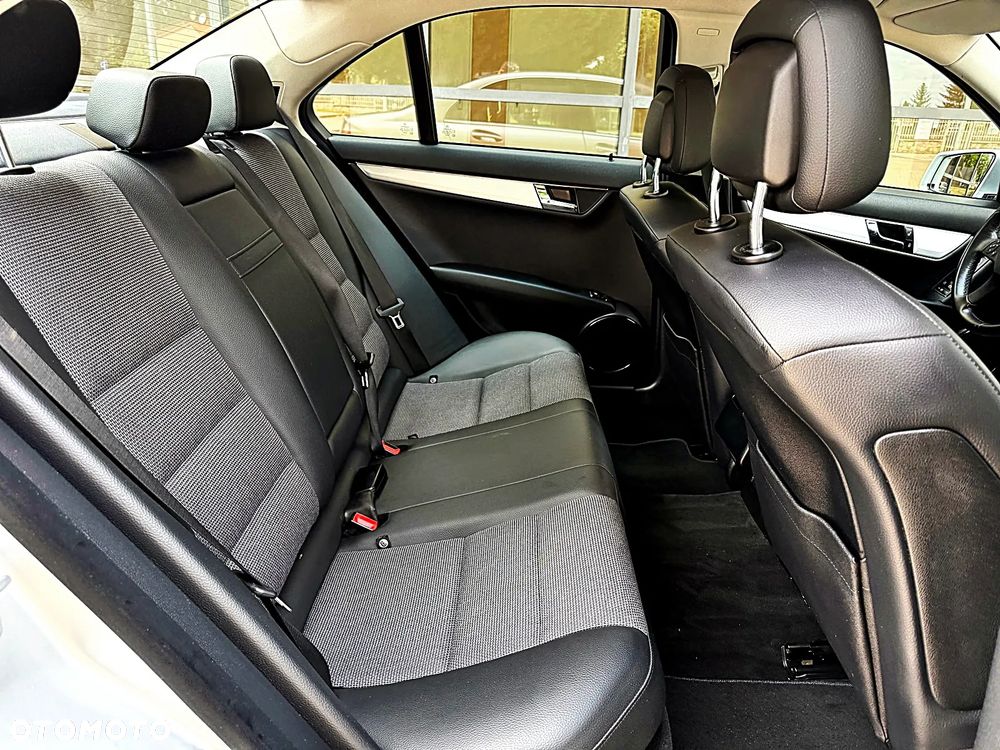 Mercedes-Benz Klasa C 200 (BlueEFFICIENCY) 7G-TRONIC Avantgarde - 23