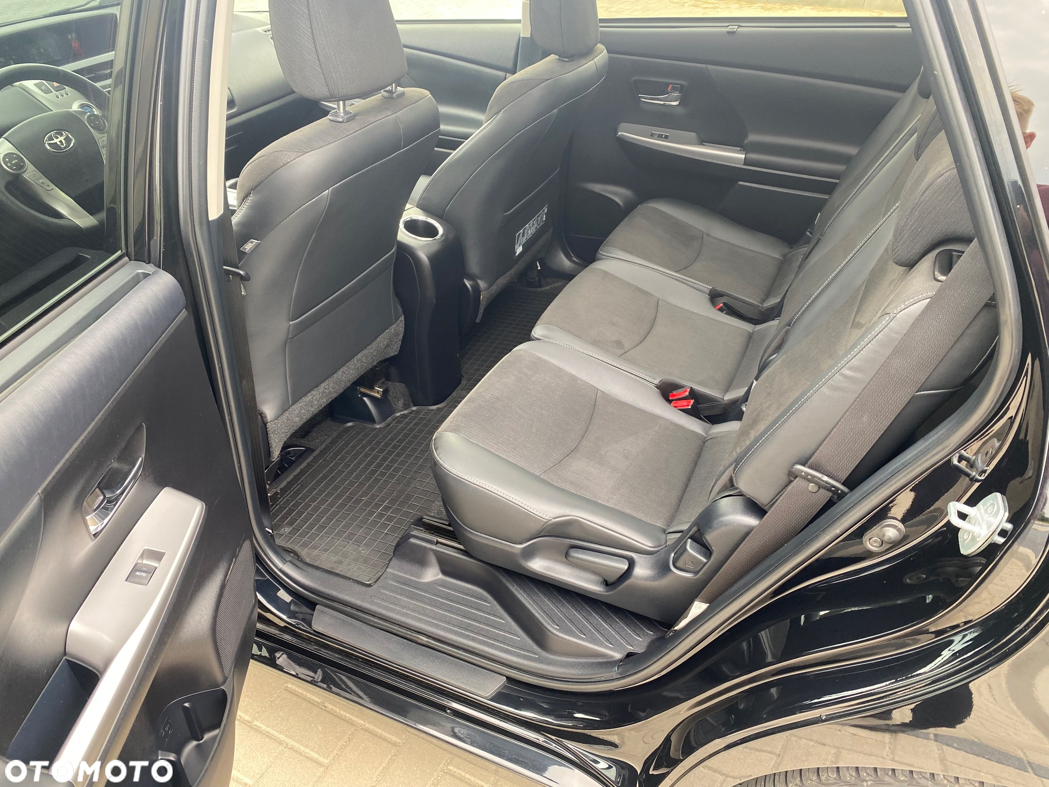 Toyota Prius+ (Hybrid) - 16