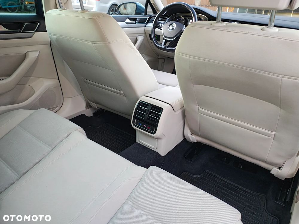Volkswagen Passat - 13