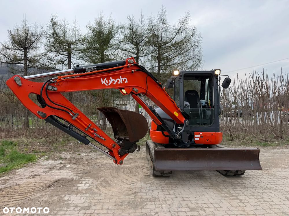 Kubota U55-4. koparka 5,5 tony. 2016 rok. 2300 mtg! KLIMATYZACJA. Długie ramie plus! 3sekcje Hydrauliczne. zamki na tłokach. Koparka Jak nówka sztuka. Zadbana zero zużycia. Z gospodarstwa Norweskiego. Zmiana łyżek Hydrauliczna. LENHOFF. Ani deka luzów wycieków. Szybka wolna jazda. Gąski perfekt stan. OKAZJA TANIO. Aktualna Dekra. Po serwisach eksploatacyjnych. Mocny silnik Kubota 4 cylindry! Zamki na tłokach. Wielka Okazja - 2