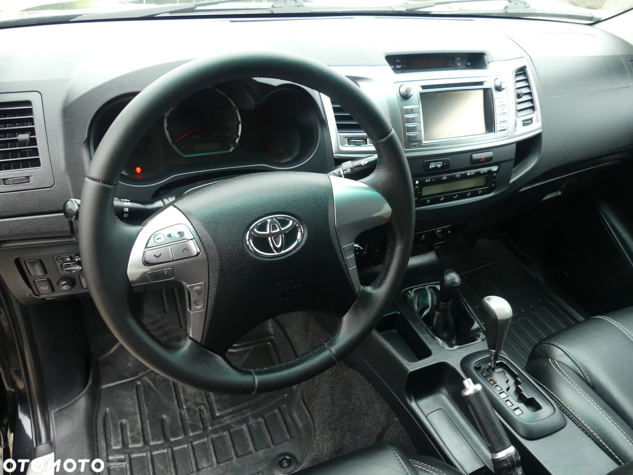 Toyota Hilux 4x4 Double Cab Autm Executive - 12