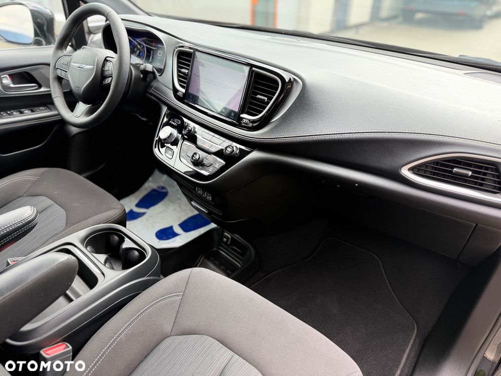 Chrysler Pacifica - 32