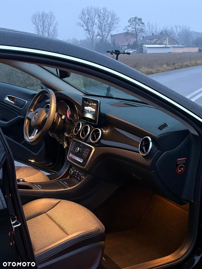 Mercedes-Benz CLA 180 7G-DCT - 2