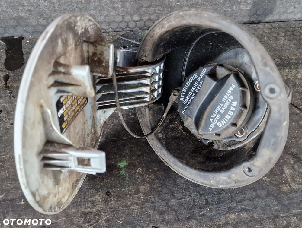 KLAPKA WLEWU PALIWA SREBRNA HYUNDAI i30 HB - 4