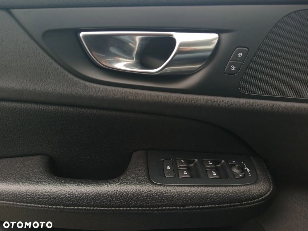 Volvo V60 B4 D Momentum Pro - 23
