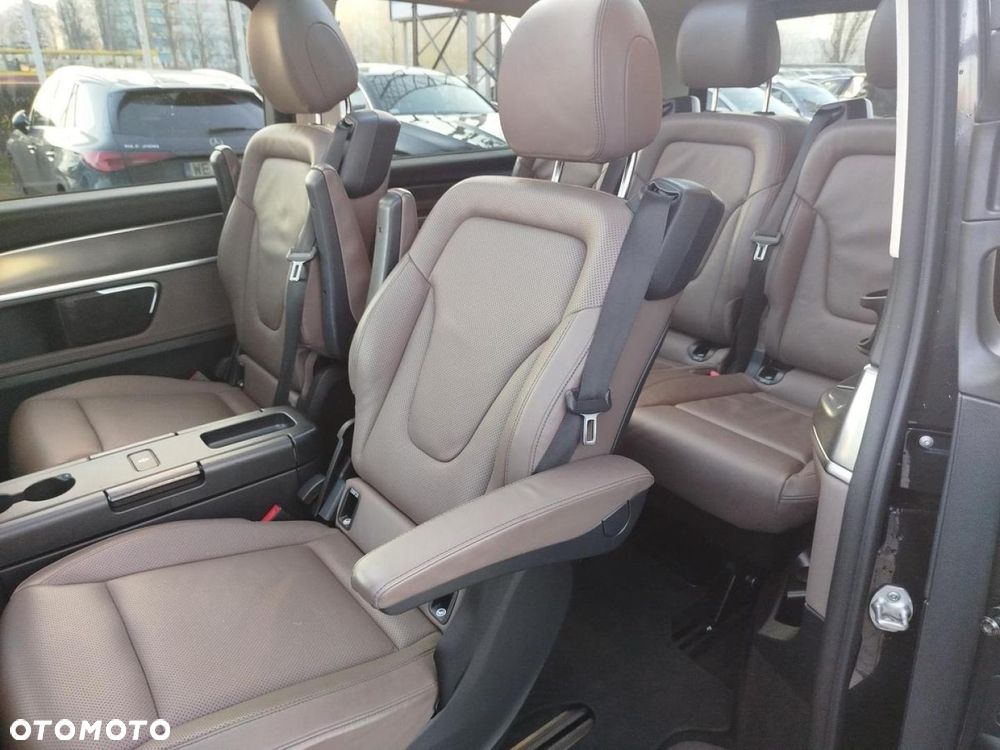 Mercedes-Benz Klasa V - 12