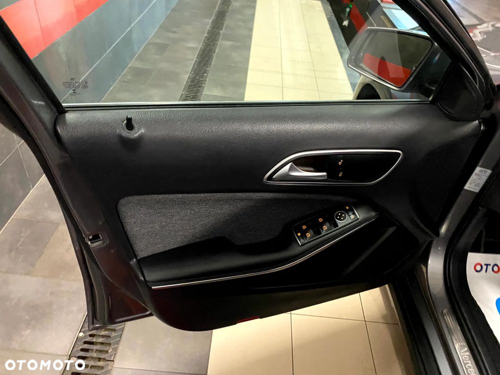 Mercedes-Benz GLA 180 d 7G-DCT Urban - 14