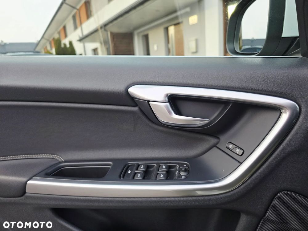 Volvo S60 D4 R-Design - 36