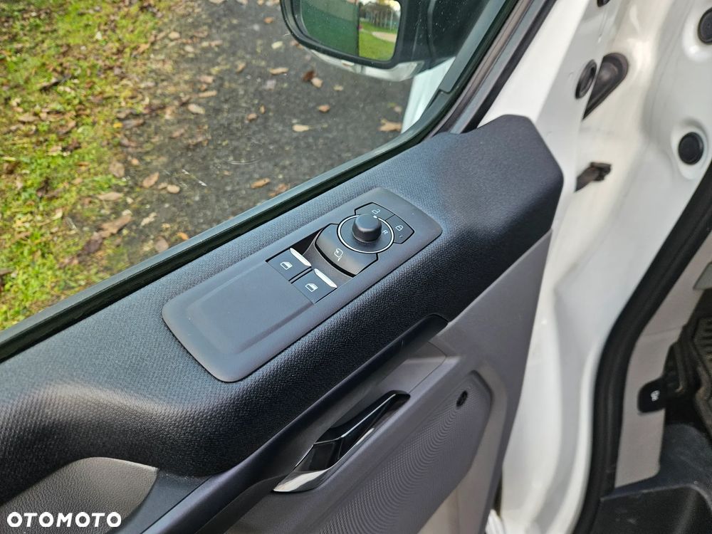 Ford Tourneo Custom - 19