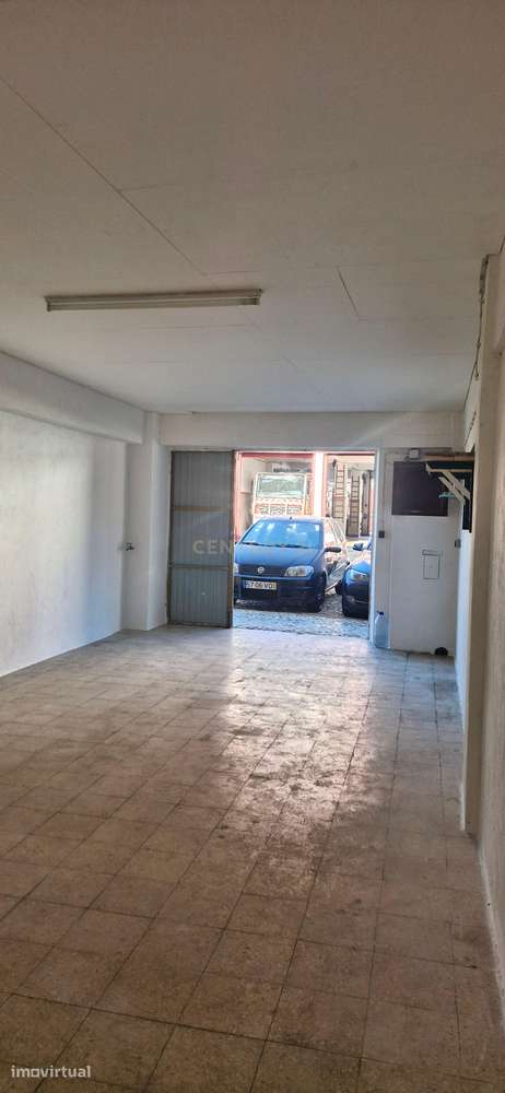 Garagem ampla com acesso direto à rua em Mem Martins, Sintra - Grande imagem: 2/9