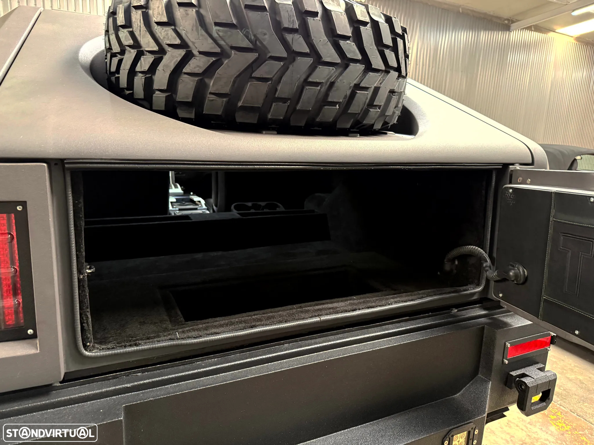Hummer H2 Slantaback Custom 6.0 V8 - 32
