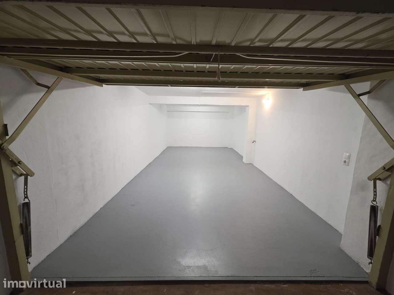Garagem Fechada (Box) na Av. Afonso Henriques – c/ Água e Luz - Grande imagem: 3/7