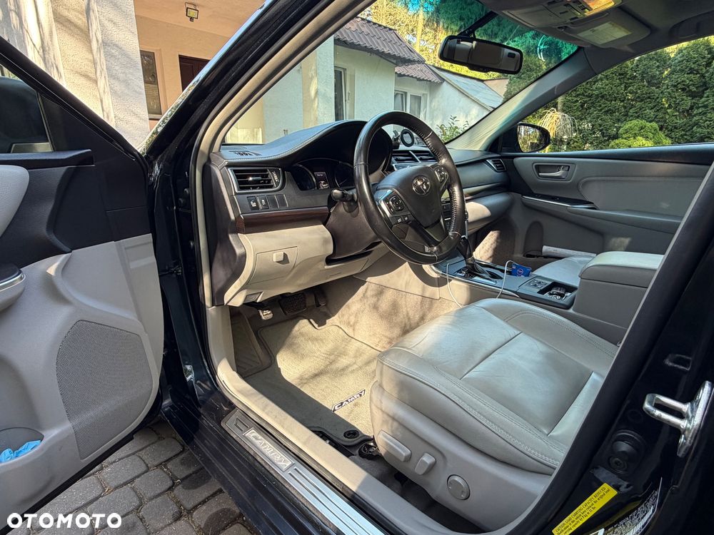 Toyota Camry 2.5 XLE - 8