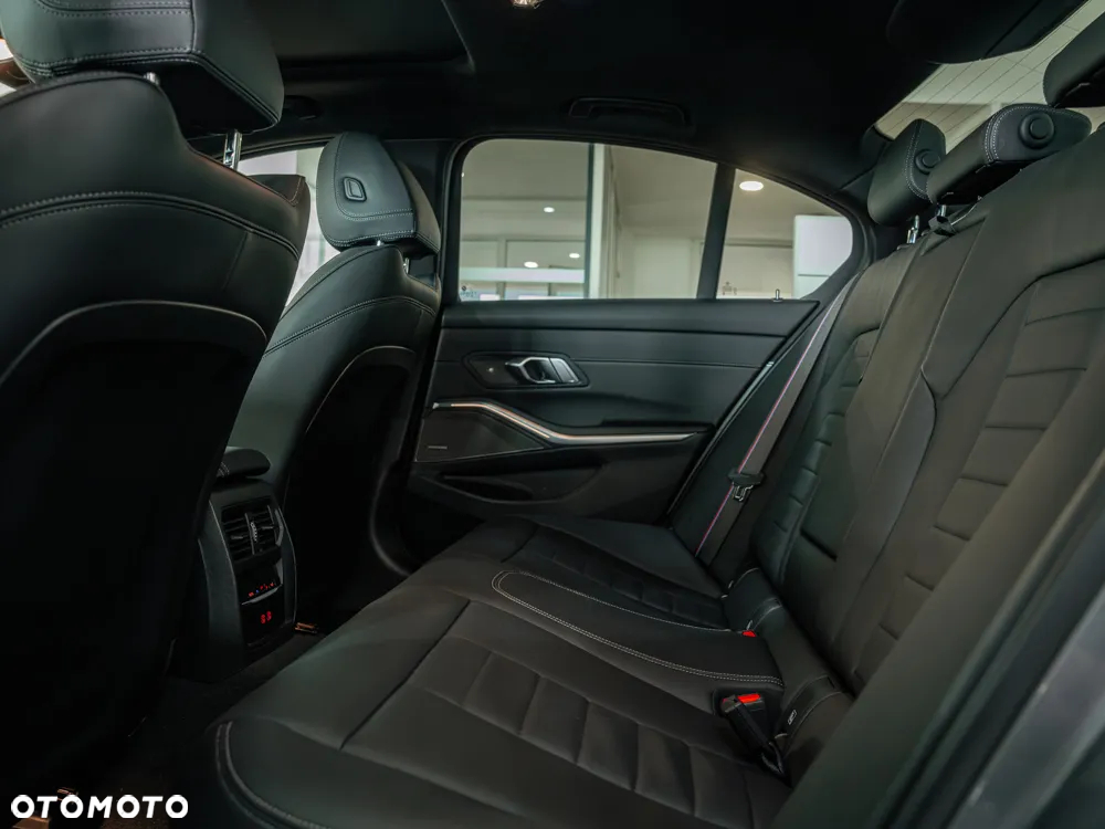BMW Seria 3 330d xDrive - 16