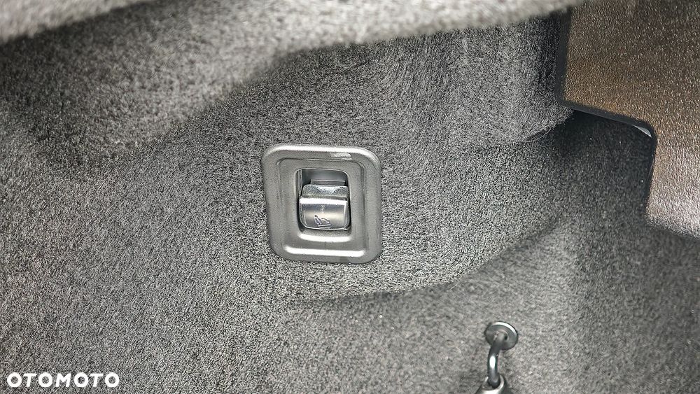 Mercedes-Benz Klasa E 200 4-Matic 9G-TRONIC - 36
