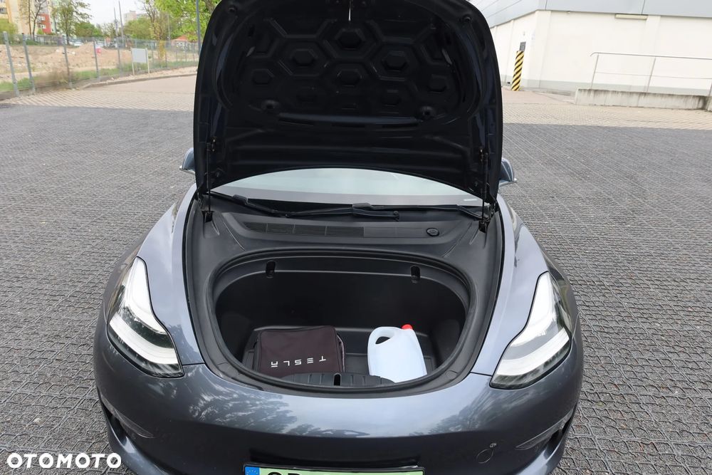Tesla Model 3 - 4