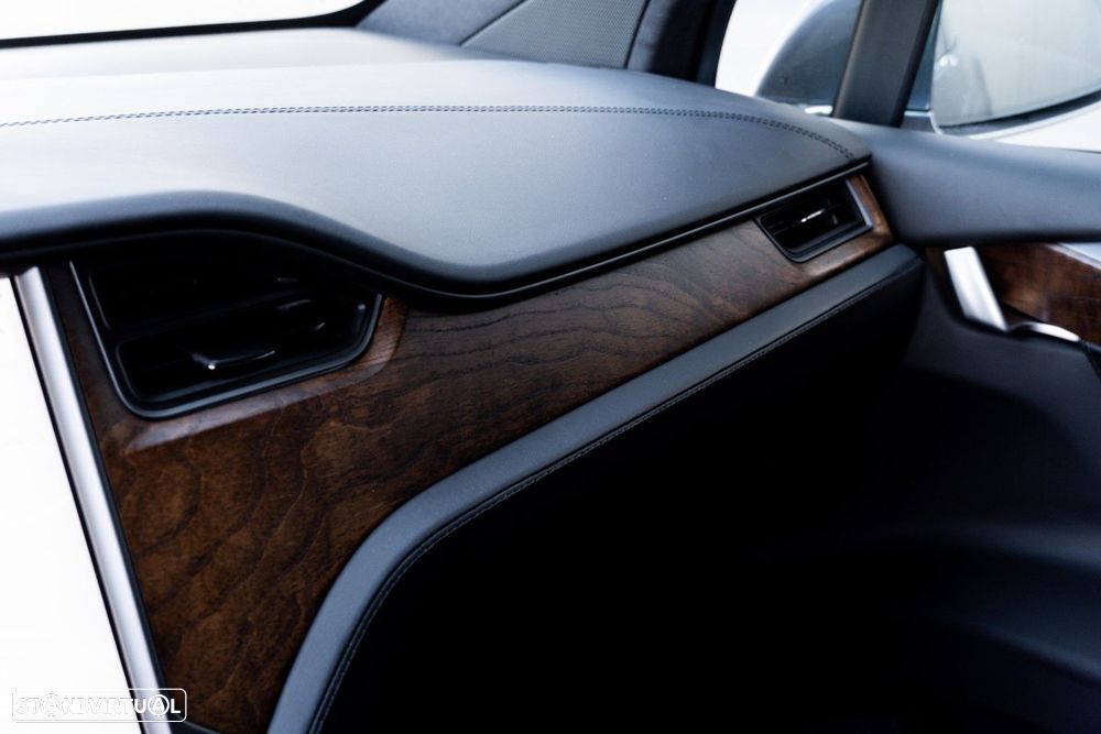 Tesla Model X - 20