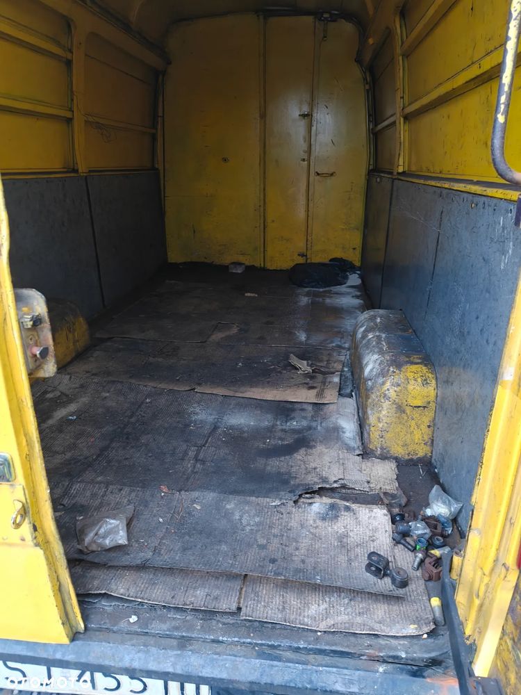 Mercedes-Benz 207 - 9